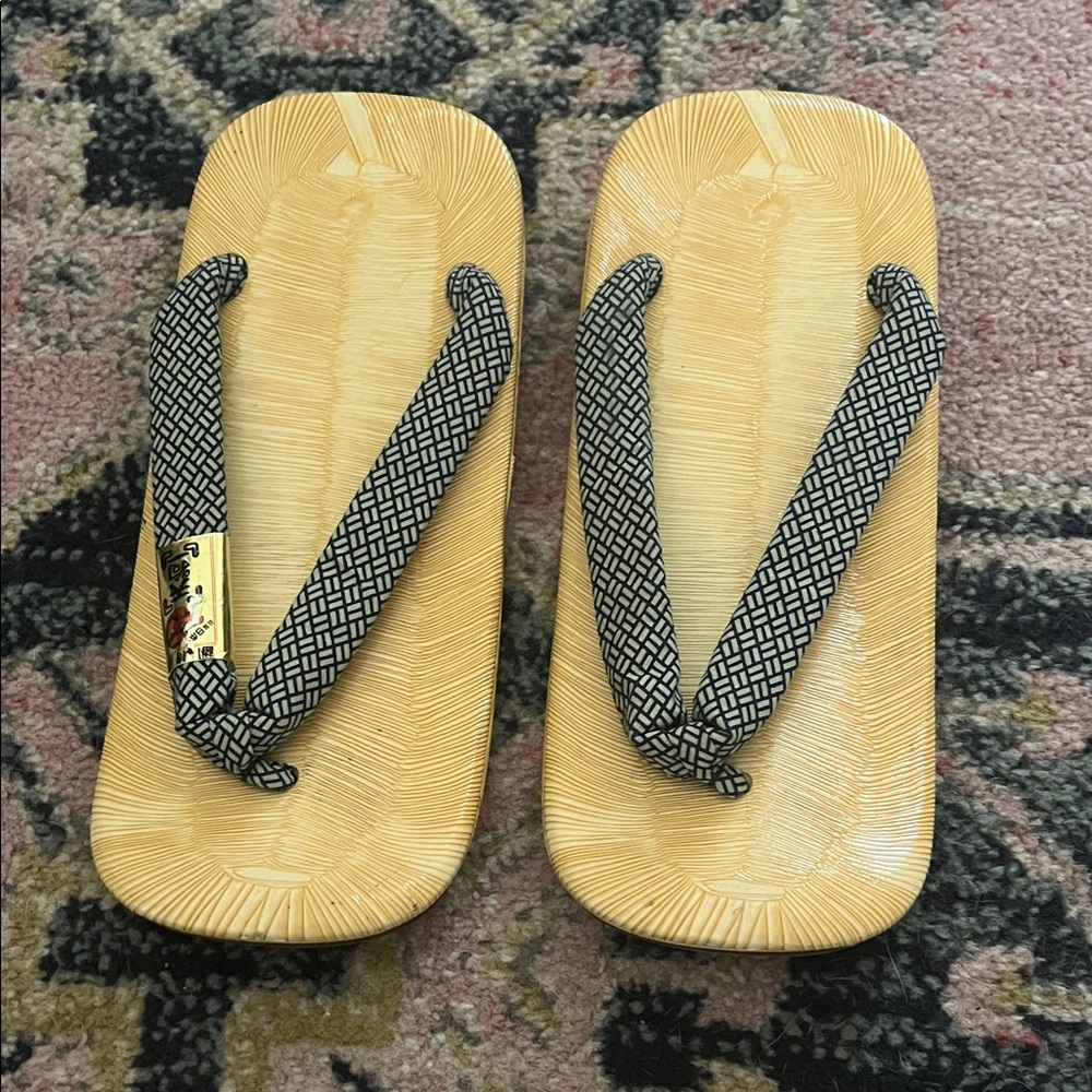 Traditional Japanese Geta Sandals with Black Straps